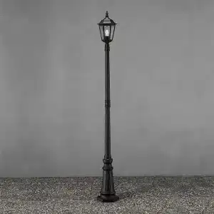 Lamp post light in matt black finish made from aluminium